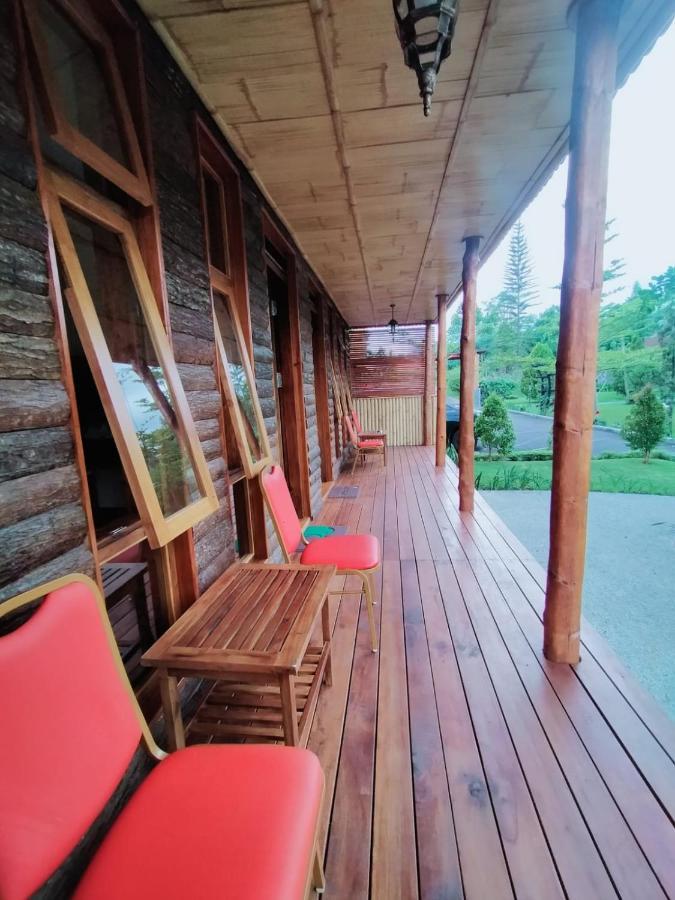 Spring Hill Hotel Ruteng Esterno foto