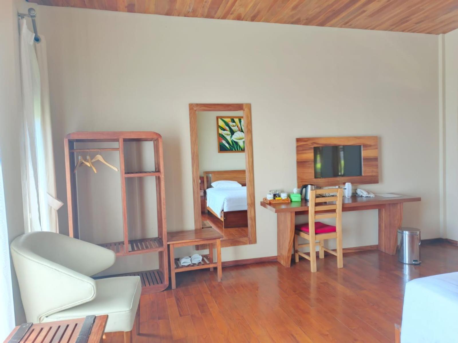 Spring Hill Hotel Ruteng Esterno foto