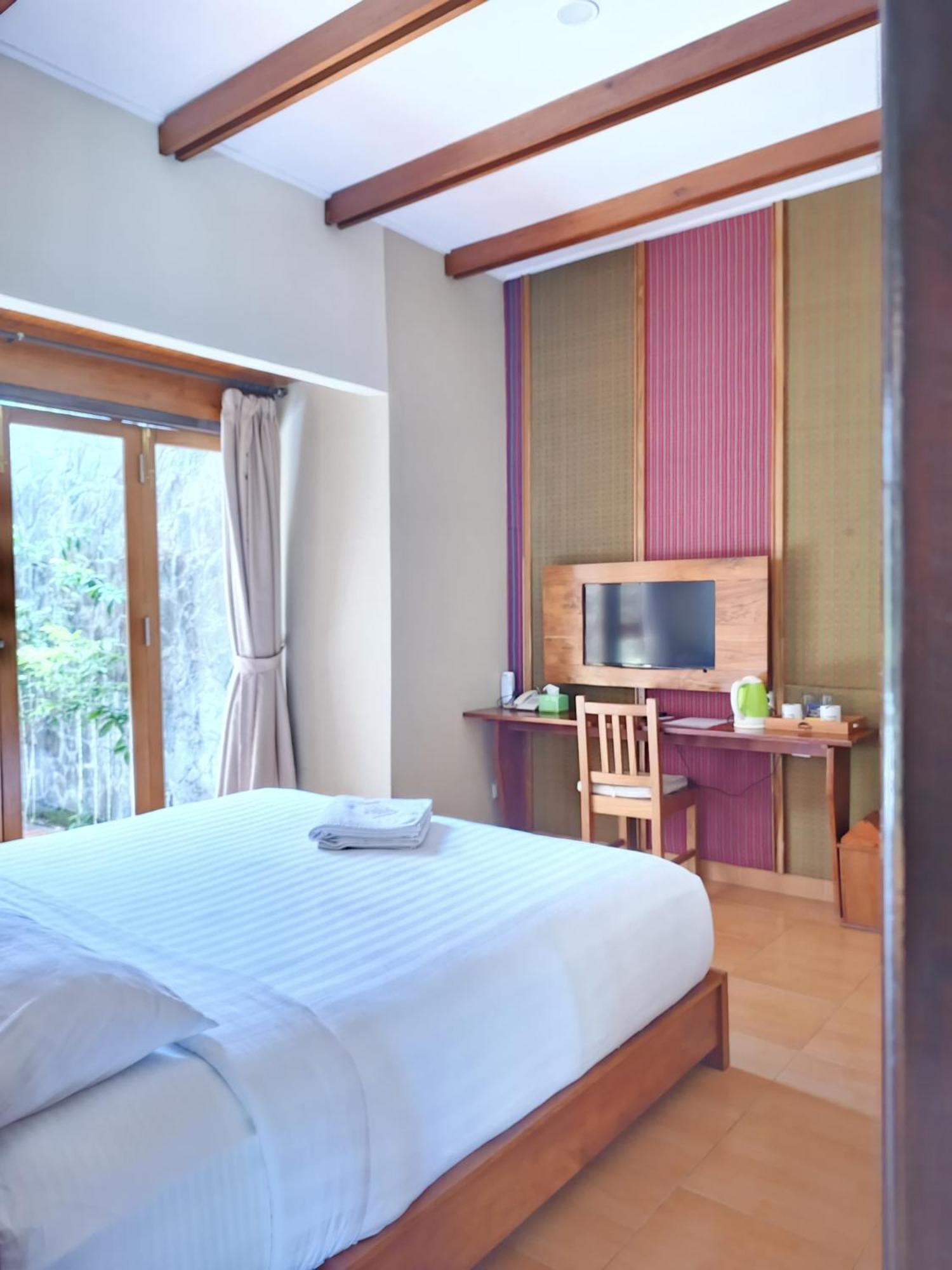 Spring Hill Hotel Ruteng Esterno foto
