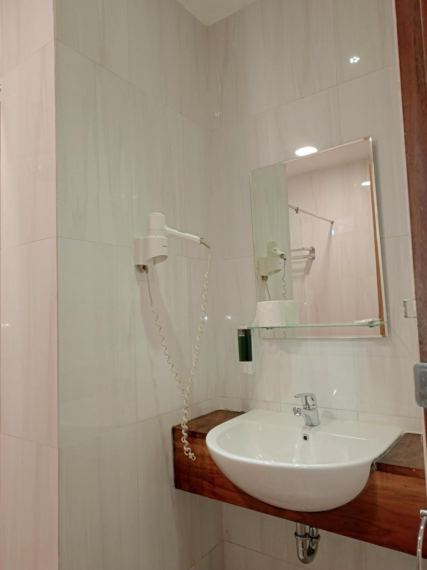 Spring Hill Hotel Ruteng Esterno foto