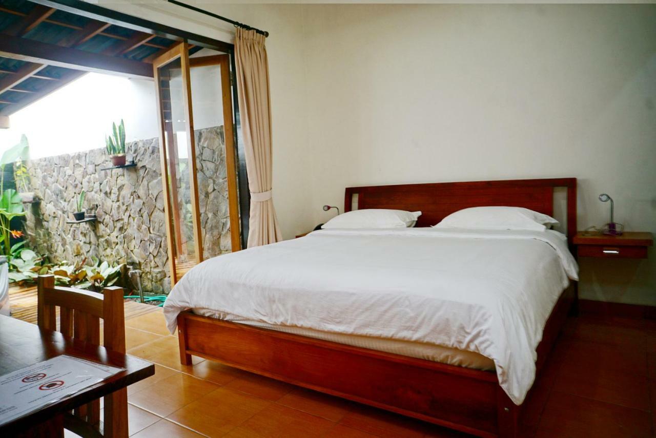 Spring Hill Hotel Ruteng Esterno foto