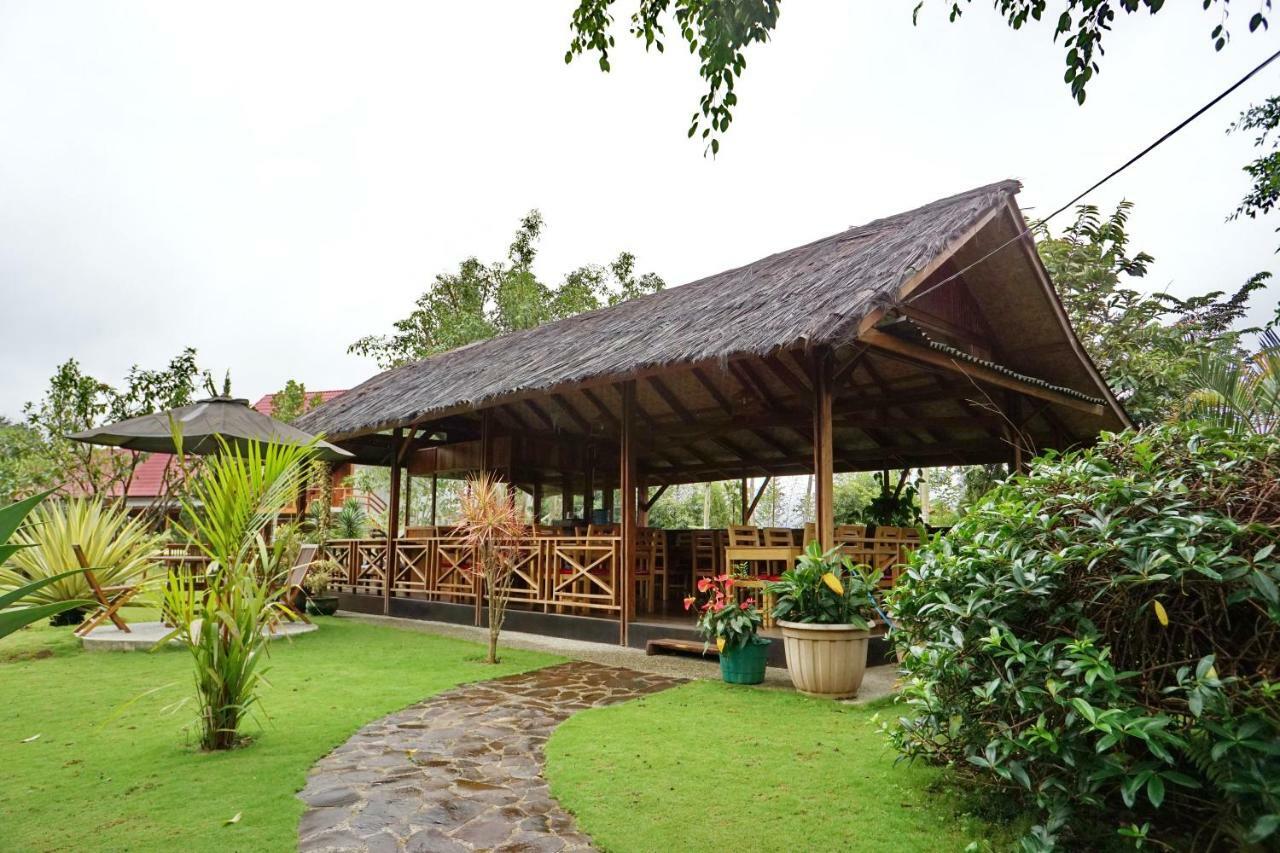 Spring Hill Hotel Ruteng Esterno foto